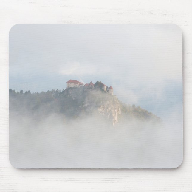 Mousepad Castelo sangrado cercado por nuvens (Frente)