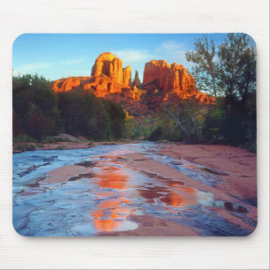 Mousepad Cathedral Rock refletida no Oak Creek ao pôr do so