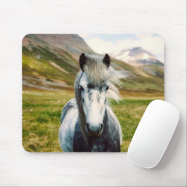 Mousepad Cavalo de Cinza selvagem nas montanhas