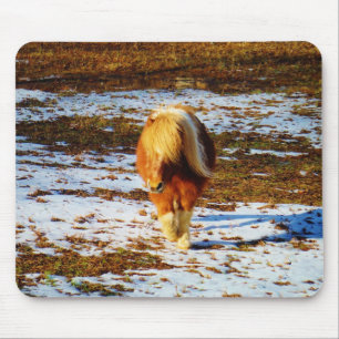 Mousepad Cavalo marrom e minúsculo creme na neve.