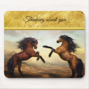 Mousepad Cavalos Friesianos Rascunhos num vale montanhoso