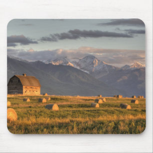 Mousepad Celeiro antigo enquadrado por fardos de feno e dra