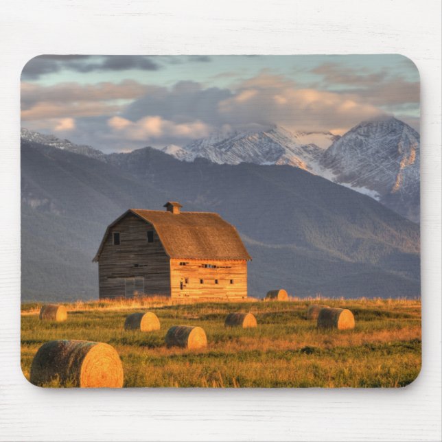 Mousepad Celeiro antigo enquadrado por fardos de feno e dra (Frente)
