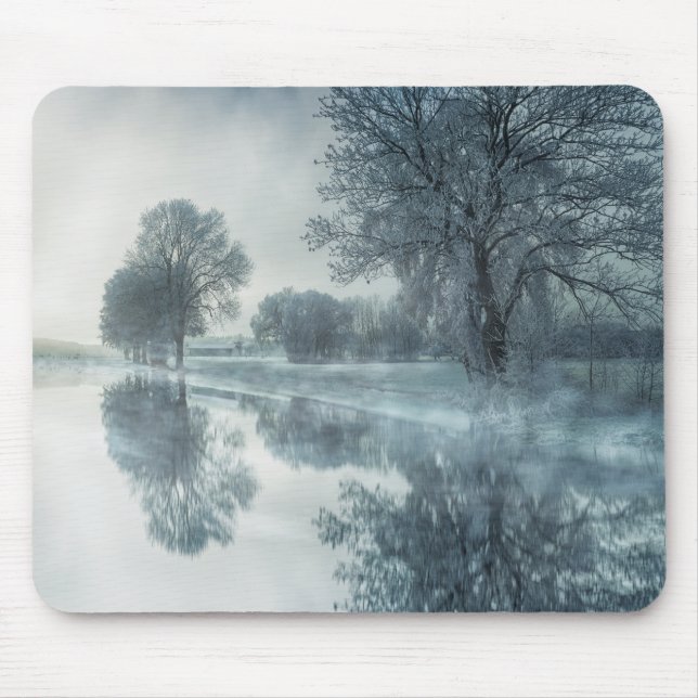 Mousepad Cena de Inverno Foggy de um Lago, com Árvores e Cé (Frente)