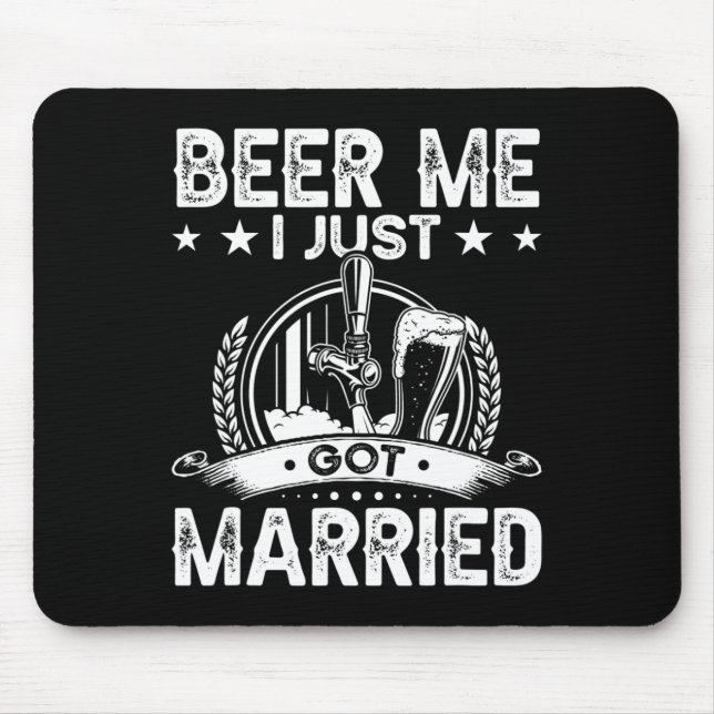 Mousepad Cerveja pra mim, Acabei de Casar Camisa engraçada  (Frente)