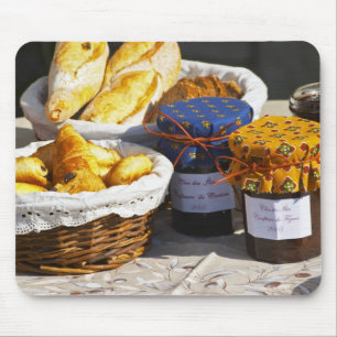Mousepad Cesta com croissants e pães de chocolate.