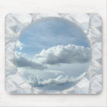 Céu azul e nuvens brancas em moldura
