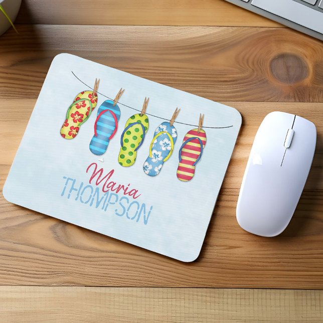 Mousepad Chinelos tropicais ótimos e coloridos (Colorful flip flops hanging on clothesline personalized name beach themed mouse pad desk accessory.)