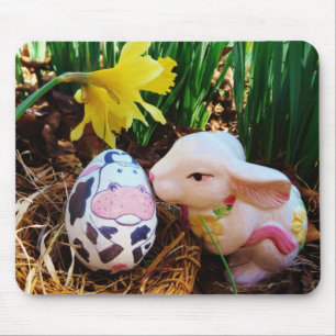 Mousepad Coelhinho da Páscoa beijando ovo de vaca