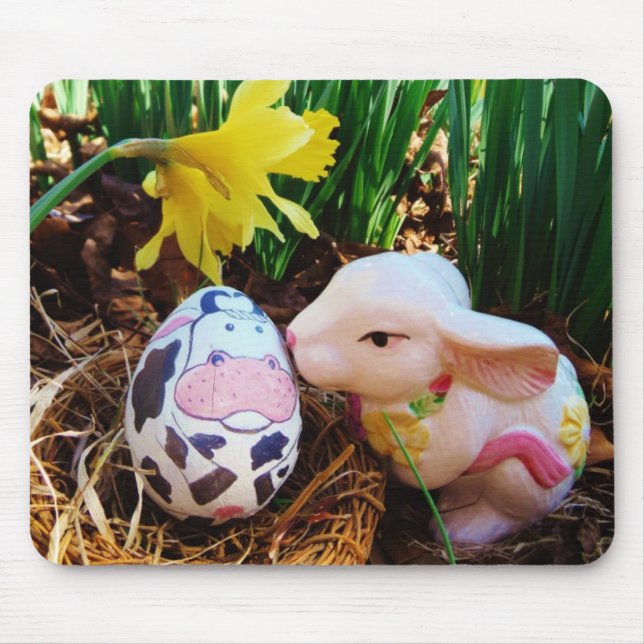 Mousepad Coelhinho da Páscoa beijando ovo de vaca (Frente)