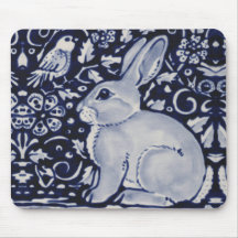 Coelho Azul e Branco com Rato Design de Azulejo de