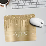 Mousepad Coleta Dourada de Mouse Monograma com Glitter<br><div class="desc">Pasta de rato elegante e giro personalizada,  que apresenta uma falso brilho dourado sobre um fundo metálico falho dourado. Monograma com seu nome em um roteiro branco de tendências na moda com baloiços.</div>