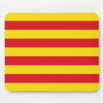 Mousepad com bandeira da Catalunha<br><div class="desc">Adicione um toque de orgulho catalão ao seu espaço de trabalho com este patriótico mousepad com a bandeira icônica da Catalunha! Este vibrante murmúrio mostra as riscas ousadas, vermelhas e amarelas do Senyera, um poderoso símbolo da herança, identidade e resiliência cultural da Catalunha. Perfeito para escritórios residenciais, locais de trabalho...</div>