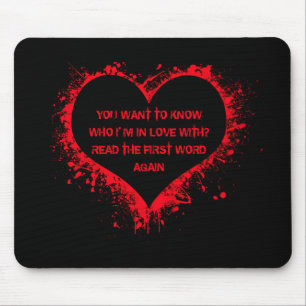 Mousepad Com quem estou apaixonado, texto engraçado em verm
