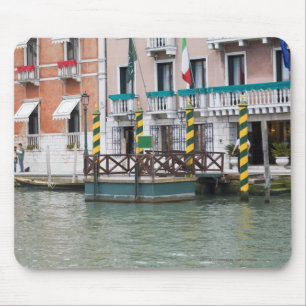 Mousepad Construções no beira-rio em Veneza, Italia