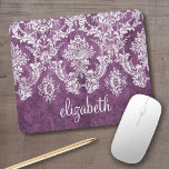 Mousepad Cor damasco e Nome da Vintage Plum<br><div class="desc">Um padrão de vintage com um design de tendência com cores de tom de joia e elegância. Os itens são mais fáceis de personalizar quando você substitui todos os textos e fotos primeiro. Se a sua arte ainda precisar ser ajustada, clique no botão Personalizar este. Isso vai levá-lo a uma...</div>