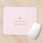 Mousepad Cor-de-rosa-branco monograma | Elegante Dourado Mi<br><div class="desc">Um simples design de monograma personalizado de na moda em uma tipografia minimalista dourada sobre um fundo rosa-pincel branco elegante. As iniciais e o nome do monograma podem ser facilmente personalizados junto com a linha de recurso para tornar um design tão exclusivo quanto você! O dom perfeito ou acessório para...</div>