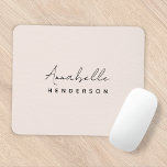 Mousepad Cor-de-rosa-branco monograma | Feminina Minimalist<br><div class="desc">Um simples design de monograma personalizado na moda com uma tipografia moderna e minimalista de escrita manuscrita, emparelhada com uma tipografia de blocos a preto sobre um fundo rosa-claro e elegante. O nome do monograma pode ser facilmente personalizado para fazer um design tão único quanto você! O presente ou acessório...</div>