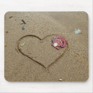 Mousepad coração e escudo na praia
