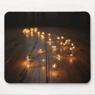 Mousepad Corda-luz brilhante num pavimento de madeira