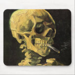 Mousepad Crânio com cigarro queimado por Vincent van Gogh<br><div class="desc">Crânio com Cigarro queimado por Vincent van Gogh é um apos impressionismo de arte de vintage que ainda pinta a vida. Um retrato do esqueleto humano fumando. Imagem do excelente a utilizar em produtos anti-tabagismo. Fumar matares 1.000 a cada ano, ajudar alguém a parar de fumar hoje. Imagem de excelente...</div>