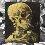 Mousepad Crânio com cigarro queimado por Vincent van Gogh<br><div class="desc">Crânio com Cigarro queimado por Vincent van Gogh é um apos impressionismo de arte de vintage que ainda pinta a vida. Um retrato do esqueleto humano fumando. Imagem do excelente a utilizar em produtos anti-tabagismo. Fumar matares 1.000 a cada ano, ajudar alguém a parar de fumar hoje. Imagem de excelente...</div>