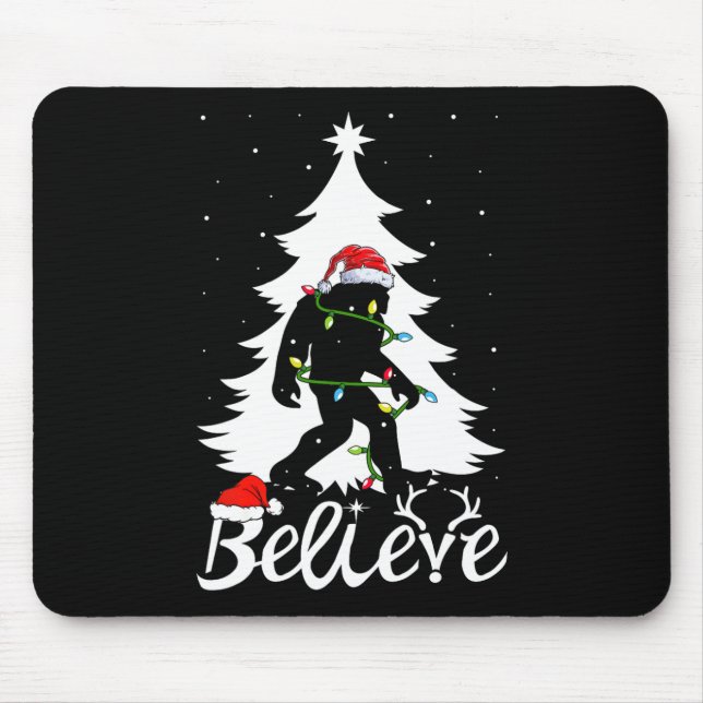 Mousepad Crente do Pé-Grande carregando árvore de Natal Sas (Frente)