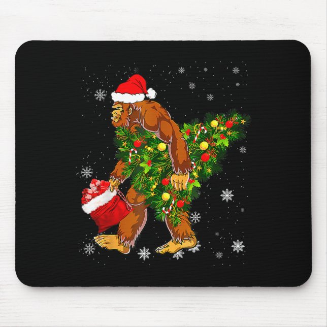 Mousepad Crente do Pé Grande Carregando Árvore de Natal Sas (Frente)