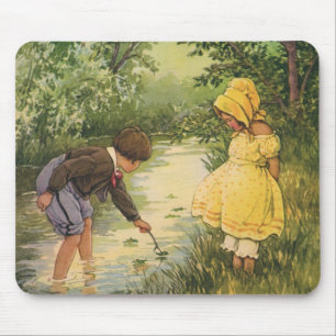 Mousepad Crianças Antigas, Menino e Menina Brincando ao lad