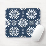 Mousepad Daisy Floral Azulejo Padrão Azul Branco<br><div class="desc">Veja este incrível padrão de azulejo de margarida! Personalize-o adicionando seu próprio texto. Procure mais no meu compro! Se você o comprar,  obrigado! Certifique-se de compartilhar uma foto no Instagram dele em ação e marque-me @shoshannahscribbles :)</div>