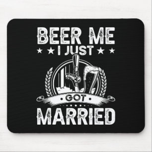 Mousepad Dê-me Cerveja Acabei de Me Casar Piada de Casament