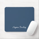 Mousepad de Nome Azul Sério de Cor de Tendência<br><div class="desc">Apresentando a cor da tendência: Azul grave. Mousepad moderno e estiloso com um nome personalizável em uma fonte bonita e escrita à mão. Seu design simples e limpo em uma cor sólida oferece um apelo intemporal e clássico. Explore nossas cores de tendência para mais produtos da mesma cor ou descubra...</div>