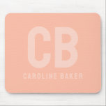 Mousepad de Nome de Pêssego Suave de Cor de Tendên<br><div class="desc">Apresentando a cor da primavera da tendência: Pêssego Suave. Mousepad moderno e na moda com monograma personalizável de duas letras e nome em uma fonte minimalista. Seu design simples e limpo em uma cor sólida oferece um eterno e um apelo clássico. Explore nossas cores de tendência de primavera para mais...</div>