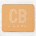 Mousepad de Nome Laranja Suave de Cor de Tendência<br><div class="desc">Apresentando a cor da primavera da tendência: Laranja macio. Mousepad moderno e na moda com monograma personalizável de duas letras e nome em uma fonte minimalista. Seu design simples e limpo em uma cor sólida oferece um eterno e um apelo clássico. Explore nossas cores de tendência de primavera para mais...</div>