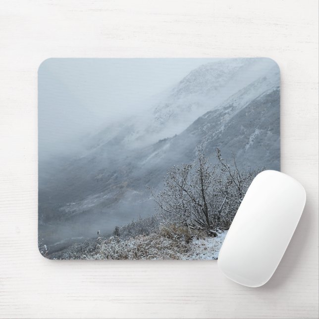 Mousepad de Vale de Montanha de Inverno Nebuloso (Com mouse)