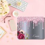 Mousepad Derramamento de prata rosa pinga pingos florais me<br><div class="desc">Colírio brilhante,  cor-de-rosa,  pingos de tinta num fundo metálico falso prateado. Flores de cor ouro e rosa. Modelo do seu nome. O nome em rosa gold é escrito com um moderno e moderno roteiro de estilo escrito à mão.</div>