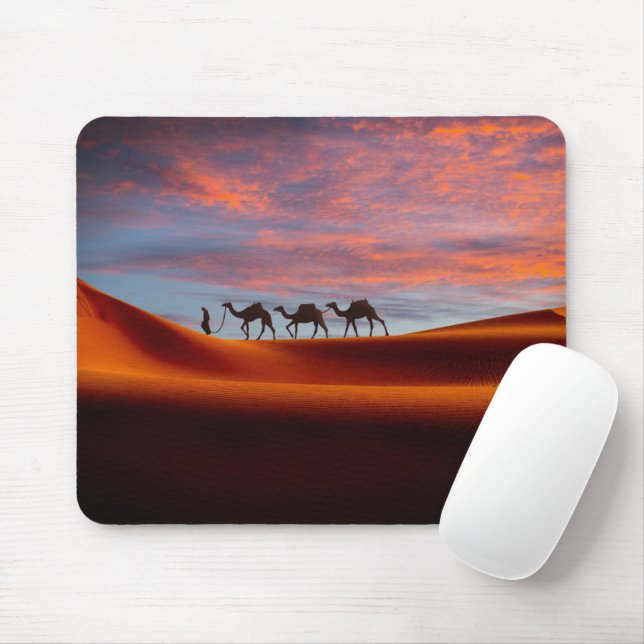 Mousepad Desertos | Man & Camels in the Sand Dunes (Com mouse)