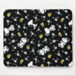 Mousepad Divertimento e flores do Snoopy & Woodstock<br><div class="desc">Dê uma olhada neste design super fofo com Snoopy e Woodstock parando para cheirar as flores.</div>
