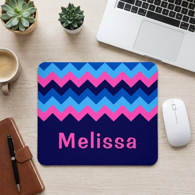 Mousepad do Monograma, Cor-de-Rosa-Cor-de-Azul leg (Cool Blue Pink Chevron Monogram Mousepad)