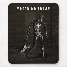 Mousepad Doce ou travessura. Homem vestido de esqueleto