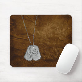 Mousepad Dog tags militares com impressões de pata sobre co