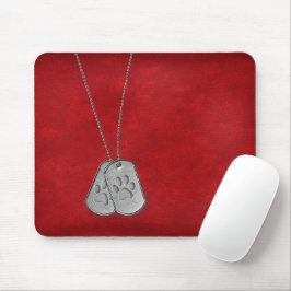 Mousepad Dog tags militares com impressões de pata sobre co