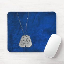 Mousepad Dog tags militares com impressões de pata sobre co