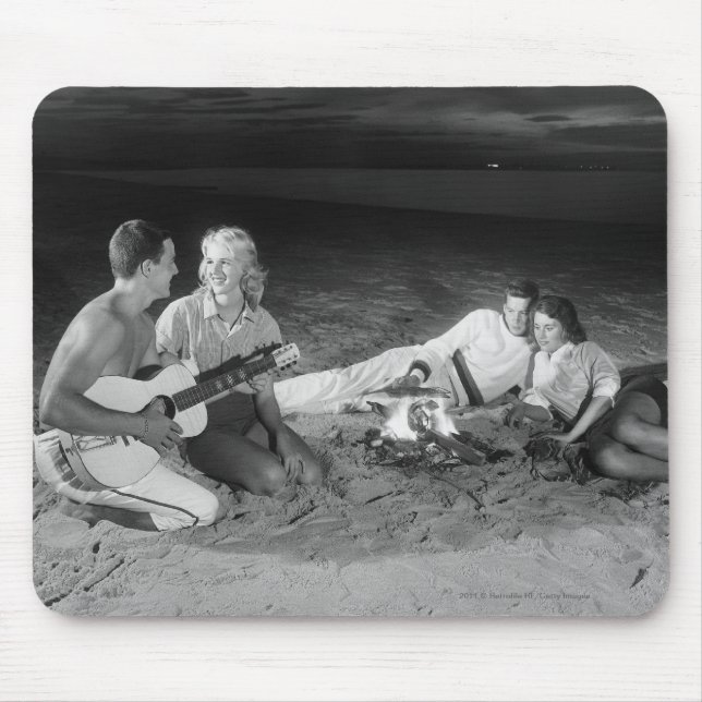 Mousepad Dois casais na praia que senta-se em torno da (Frente)