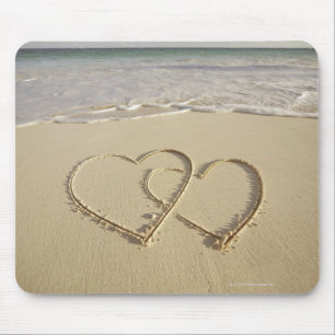 Mousepad Dois corações sobrejacentes tirados na praia