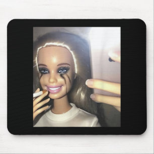 Mousepad Doll Humor Escura Fumando Selfie Parody