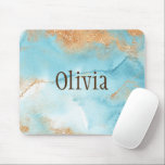 Mousepad Dourada Turquoise Watercolor Abstrato Name Modern<br><div class="desc">Cor de água turquesa elegante com embelezamento de ouro. Nome em fonte castanha. Personalizado com sua escolha de nome. Mármaco com veias.</div>