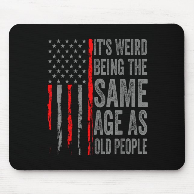 Mousepad É Estranho Ter A Mesma Idade Que A Antiga América  (Frente)