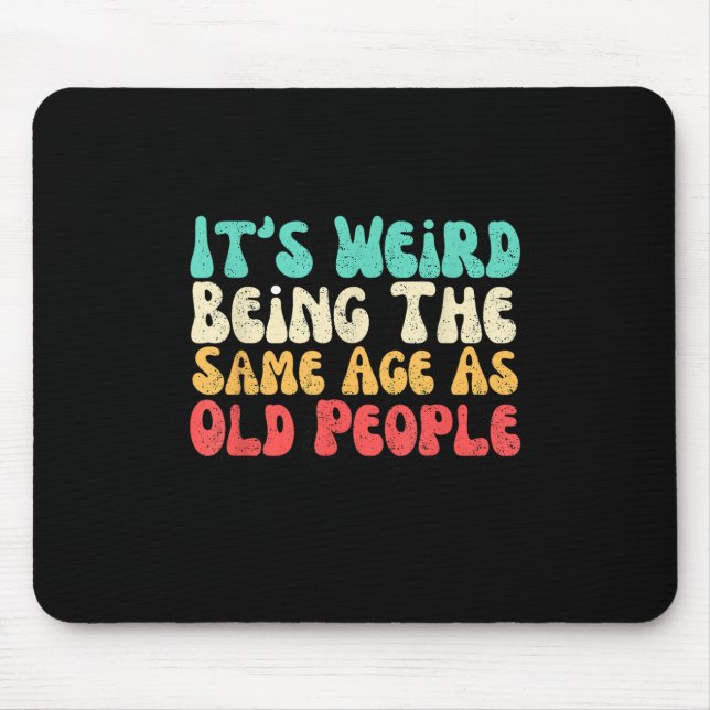 Mousepad É Estranho Ter A Mesma Idade Que As Pessoas Antiga (Frente)