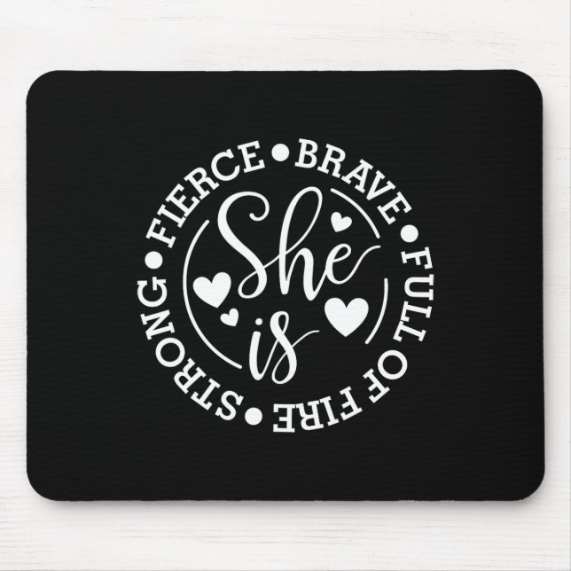 Mousepad É Forte E Corajoso Cheio De Fogo Feminista (Frente)
